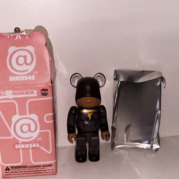 BearBrick Series45 - BLACK ADAM w/ Sealed Card - Picture 6 of 7